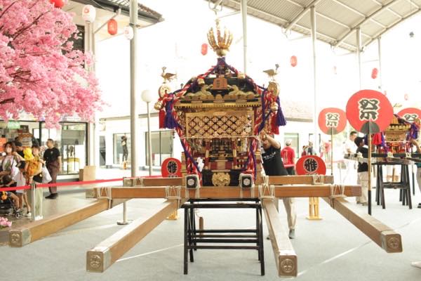 Omikoshi yang dipamerkan di area festival