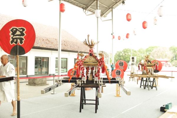 Omikoshi dengan panji bertuliskan aksara matsuri