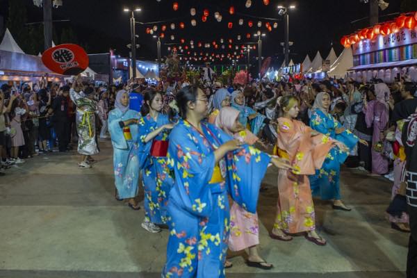 Lingkaran bon odori dipenuhi pengunjung ber-yukata