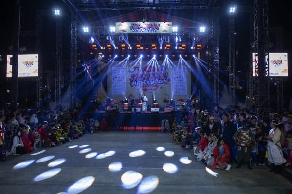 Panggung utama pada malam hari