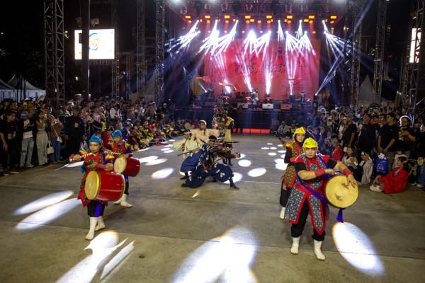 Penampilan taiko di bawah sorot lampu panggung