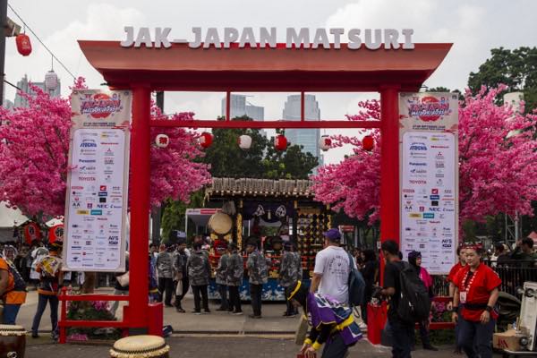 Gerbang torii Jak-Japan Matsuri 2025 dihiasi bunga sakura dan lampion