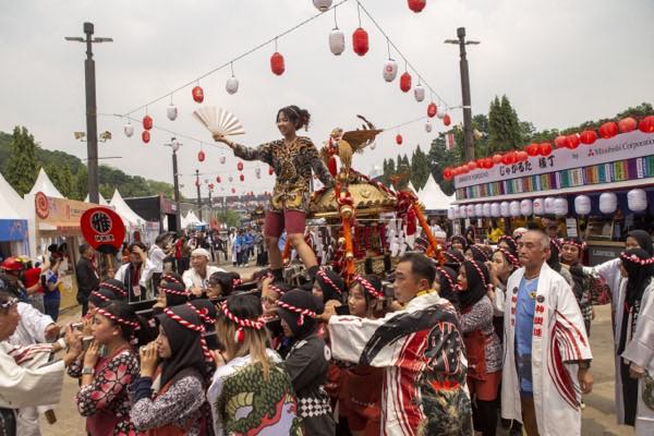 Penampil dalam kostum tradisional di area festival