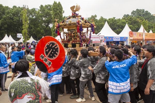 Parade omikoshi diiringi tabuhan taiko