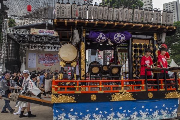 Omikoshi berhias lengkap dengan taiko di atasnya
