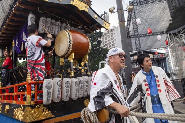 Penabuh taiko mengenakan happi